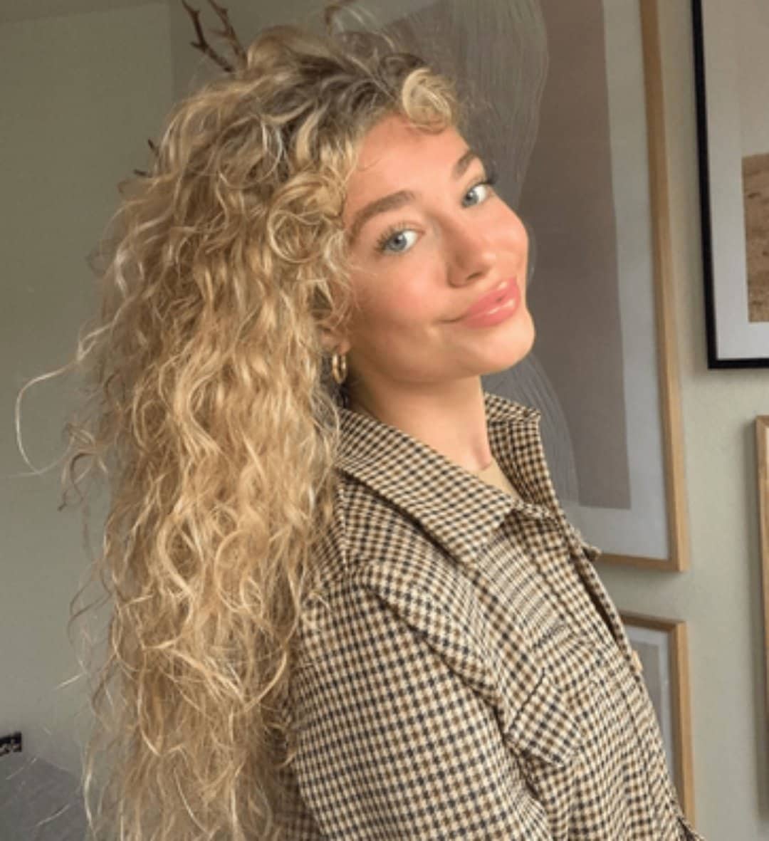 products-of-curly-hair-extensions-are-very-influential-in-the-world2