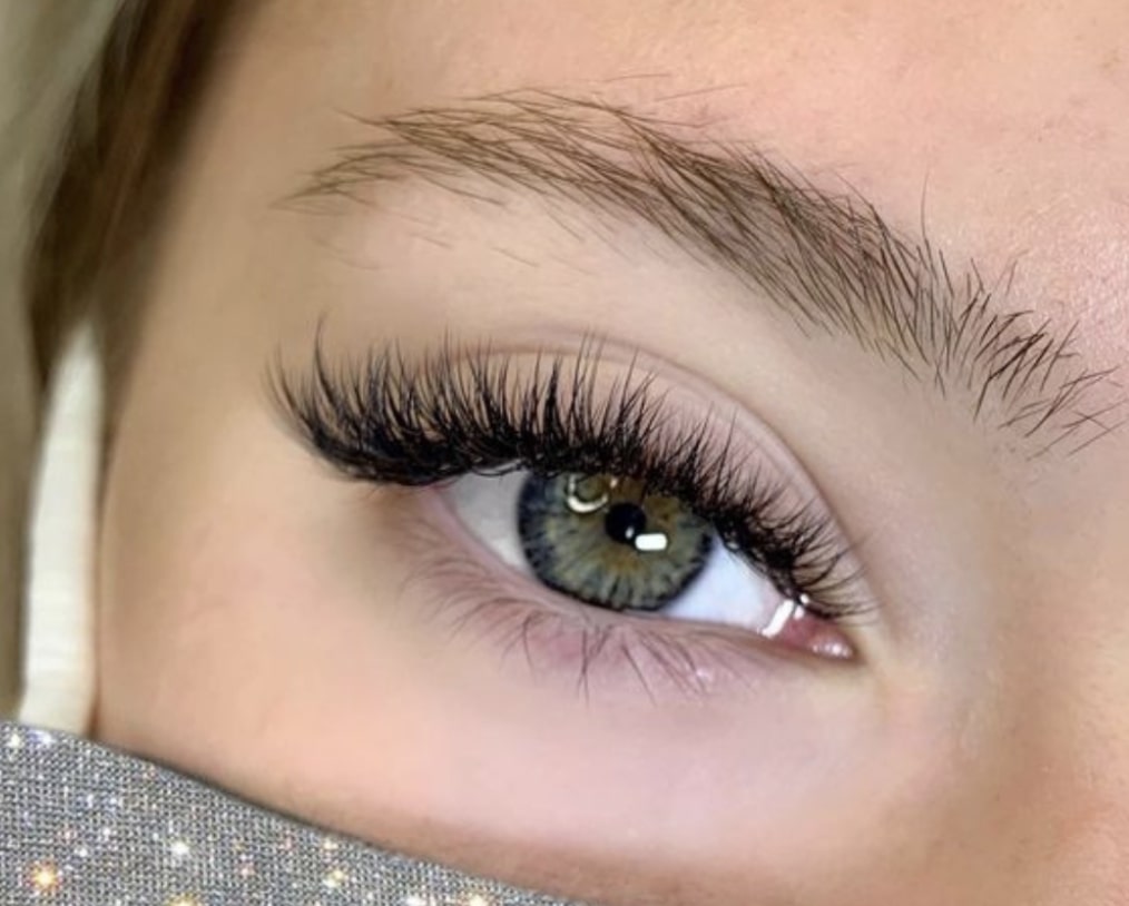 the-benefits-of-using-pre-made-fans-in-eyelash-extensions-5